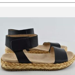 Naturalizer Black and Tan Sandals